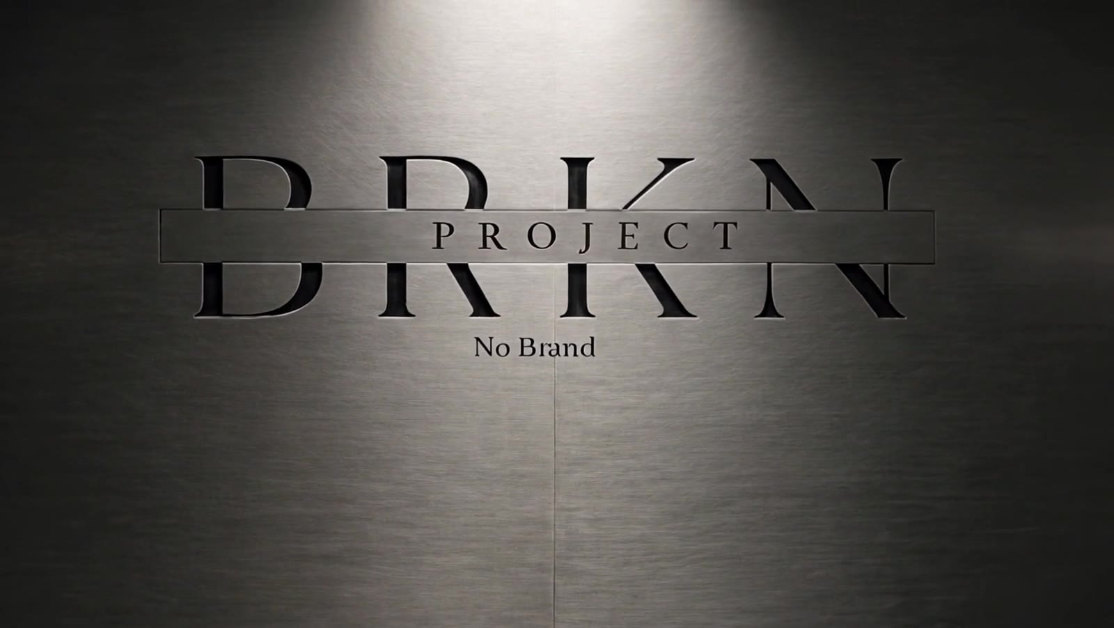 Logo BRKN Project éclairé sur un mur d'acier